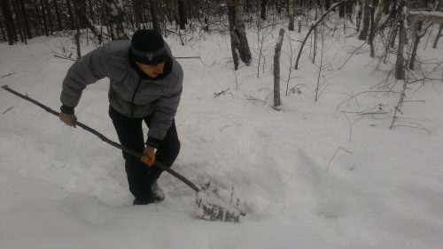 Самодельная лопата для снега в условиях похода.